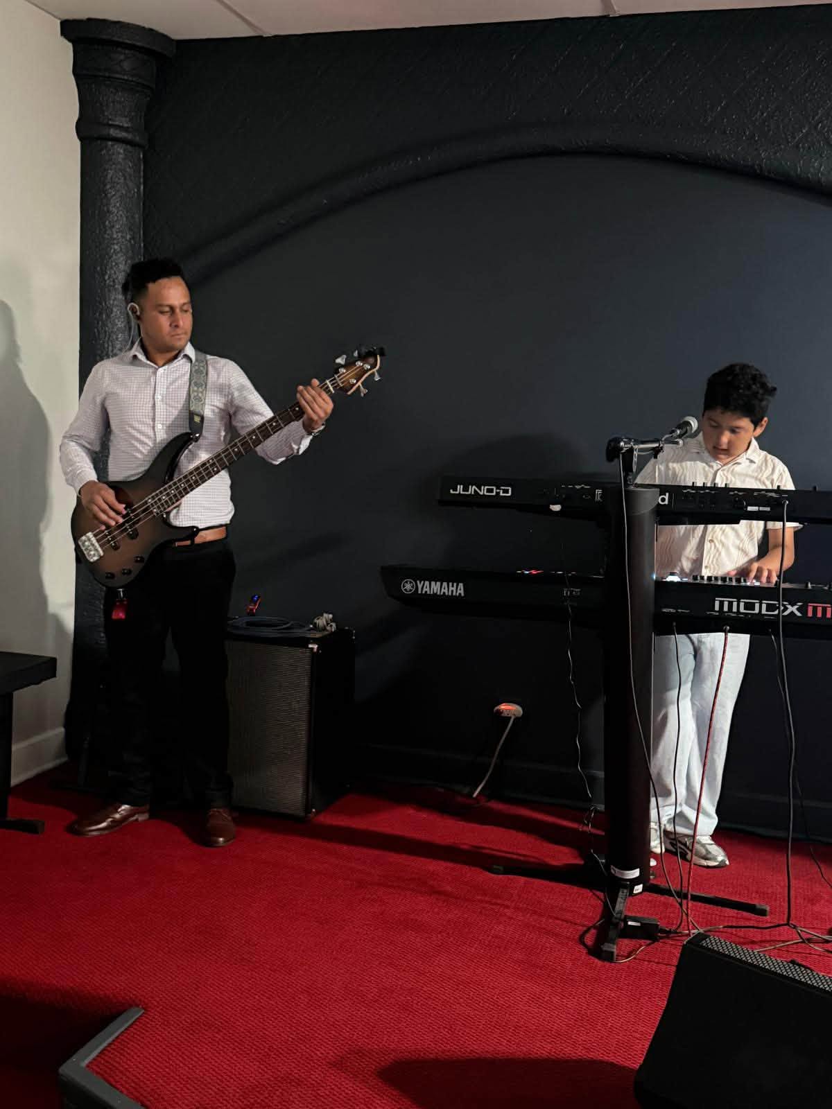 Músicos de la iglesia participando en la alabanza